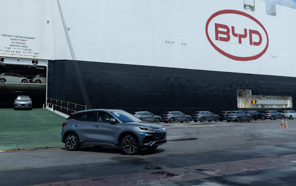 Navio da BYD traz 5.500 veículos em novo carregamento ao Brasil